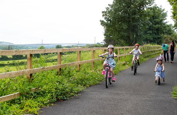 Niños de South East Greenway en bicicleta con sus padres
