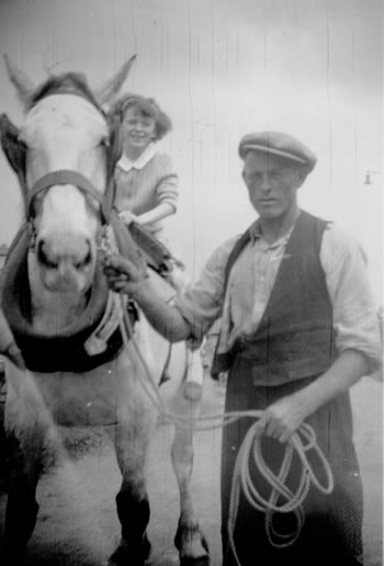 Arklys su vaiku sena nuotrauka