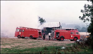 Les services d'incendie de Castlecomer assistent à un incendie de Hay Barn en 1984