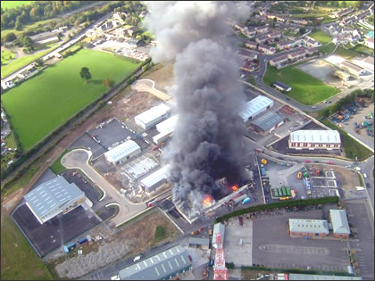 Vista aérea del gran incendio en el polígono industrial de Hebrón