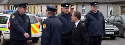Il ministro Martin Cullen incontra i vigili del fuoco alla nuova stazione