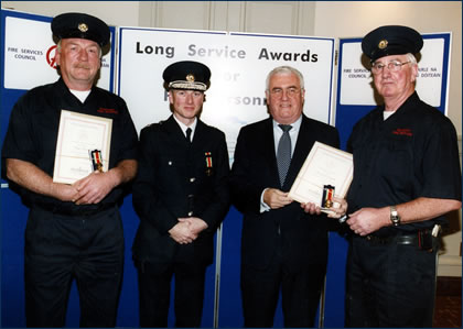 Los bomberos reciben premios por servicio prolongado