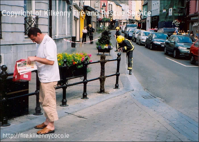 Croation Man packt Bienen auf der High Street an