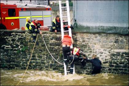 Rettung eines jungen Mannes aus dem Fluss Breagagh durch Kilkenny Firefighters