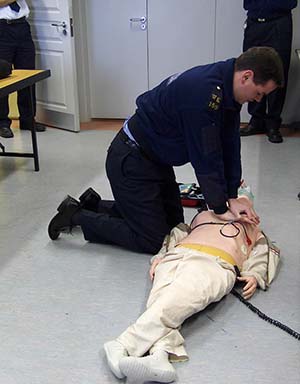 Garda Victor Isdell atlieka CPR