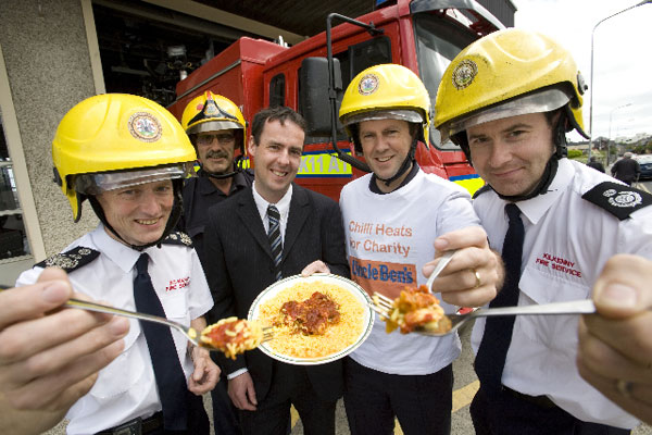 I vigili del fuoco assaggiano lo zio Bens Chilli Con Carne