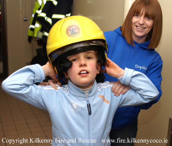 Un estudiante de Saplings se prueba un casco de bombero