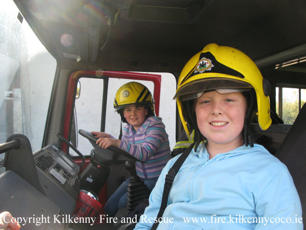 KCAN - Los niños se prueban los cascos Firemans