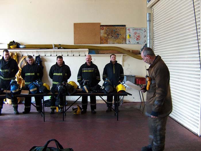 Zuteilung von Feuerwehrleuten zu ihren Teams im CABA-Kurs