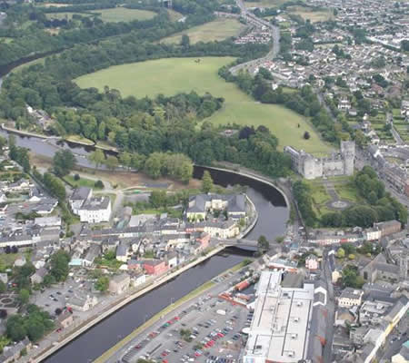 Una vista aérea de la ciudad de Kilkenny que muestra la riqueza de la infraestructura verde. Cortesía de Ian Doyle, Consejo del Patrimonio