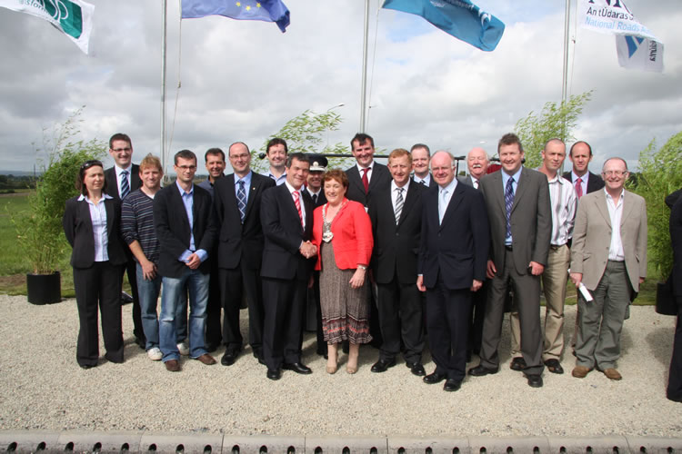 Straßenpersonal des Kilkenny County Council mit Minister Dempsey bei der Eröffnung der M9-M10