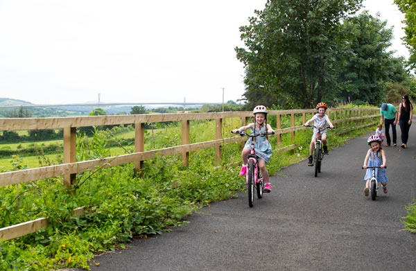 Les enfants de la voie verte du sud-est font du vélo avec leurs parents