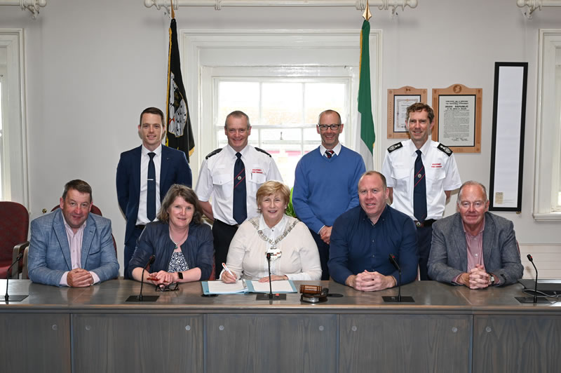 firma del nuevo contrato de la estación de bomberos de Urlingford