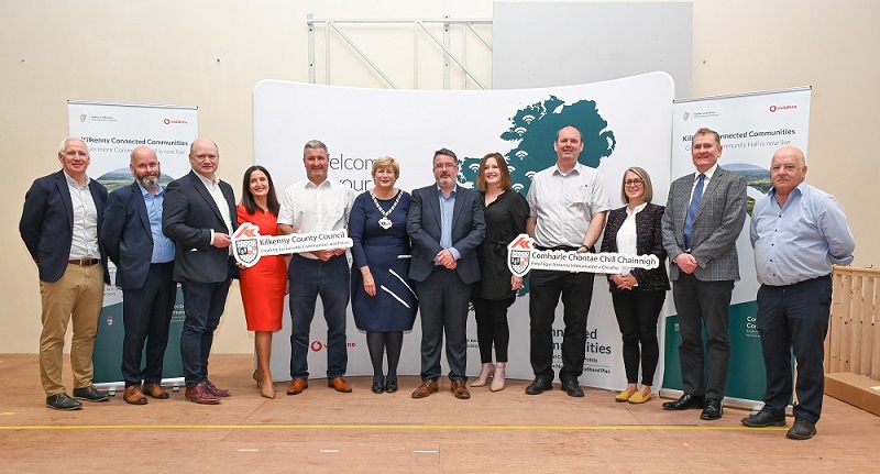 Photo de groupe du lancement des points de connexion haut débit de Connected Communities à Glenmore, dans le comté de Kilkenny.