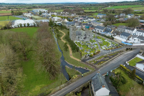 Vista aérea del esquema de alivio de inundaciones de Ballyhale